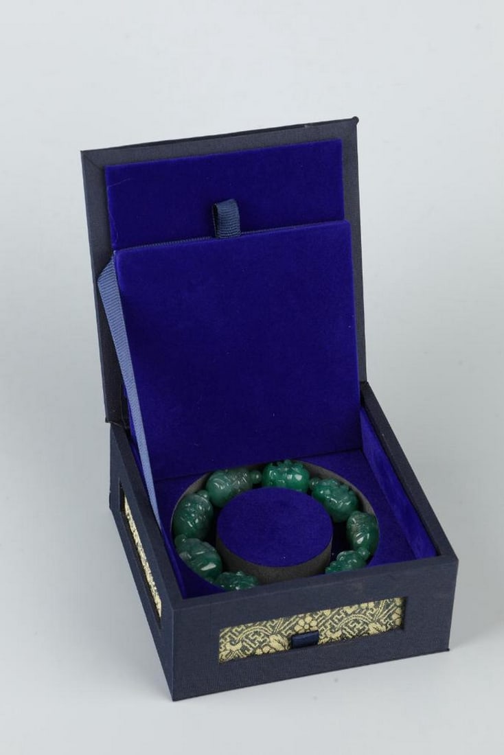 Timeless Elegance: Handcrafted Jade Bracelet - 2