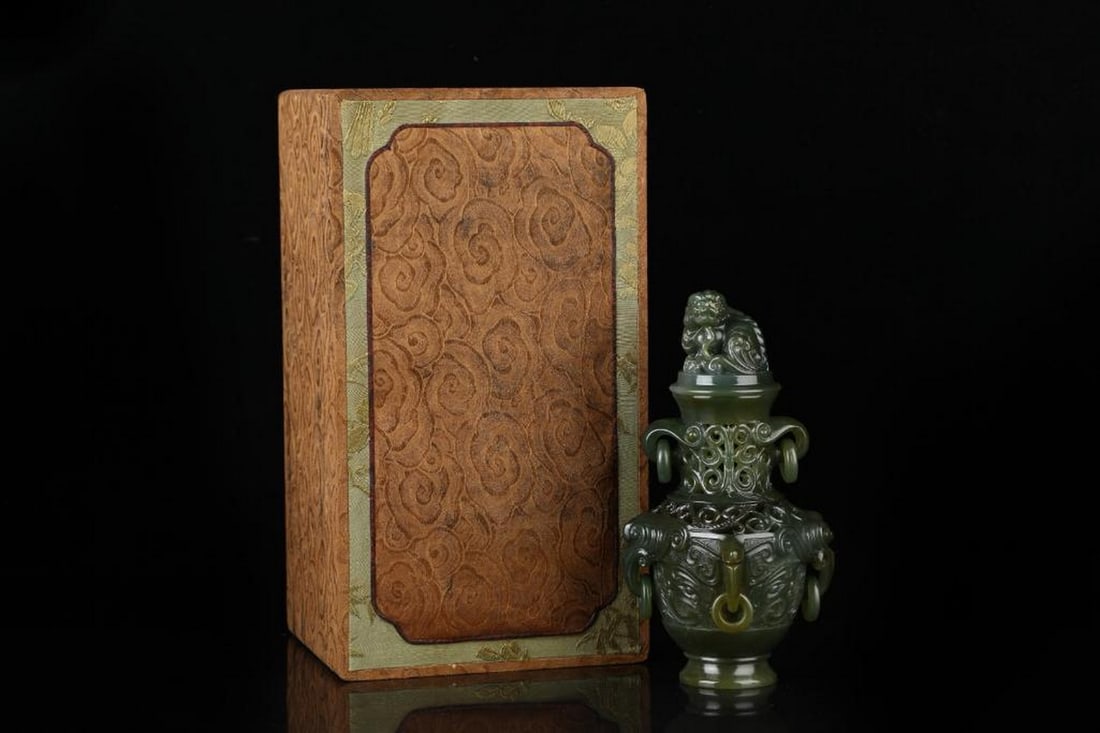 Exquisite Jade Vase – 763g: Exquisite Jade Vase – 763g A finely crafted jade vase weighing 763 grams, showcasing the stone’s smooth texture and subtle translucency. The elegant form highlights traditional Chinese artistry,