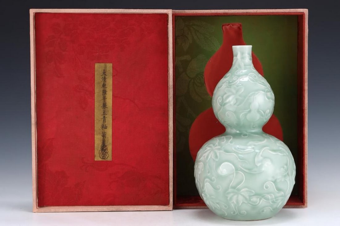 Inspired Qianlong Antique Bean Green Glazed Gourd Bottle: Inspired Qianlong Antique Bean Green Glazed Gourd Bottle An elegant gourd-shaped bottle inspired from the old Qianlong collection, featuring a smooth bean green glaze with subtle variations that highl