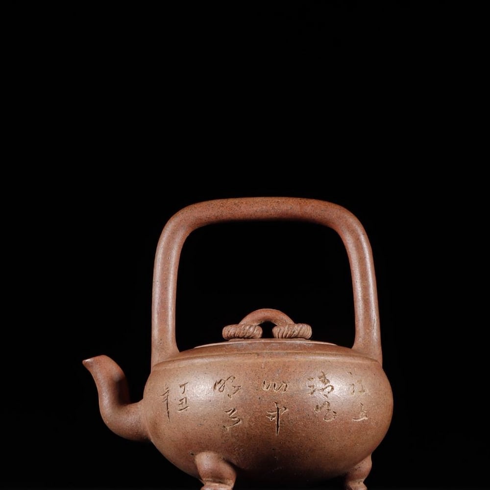 Inspired Cheng Baikang Poetry Three-Legged Double-Ring Button Beam Zisha Teapot: Inspired Cheng Baikang Poetry Three-Legged Double-Ring Button Beam Zisha Teapot A finely crafted Zisha teapot inspired by esteemed artist Cheng Baikang, featuring a unique three-legged design and doub