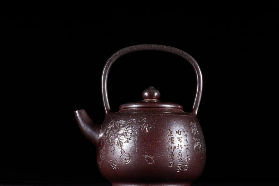 Inspired Gu Shaopei Gulong Kiln Firewood Burns Poems and Texts Zisha Teapot: Inspired Gu Shaopei Gulong Kiln Firewood Burns Poems and Texts Zisha Teapot A masterfully crafted Zisha teapot inspired by celebrated artist Gu Shaopei, produced at the Gulong kiln. This exquisite pie