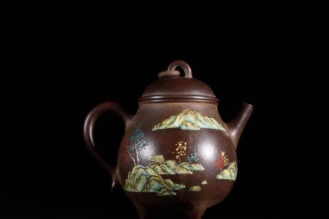 Inspired Chen Jinhou Painted Three-Legged Ring Button Zisha Teapot: Inspired Chen Jinhou Painted Three-Legged Ring Button Zisha Teapot A beautifully painted Zisha teapot inspired by renowned artist Chen Jinhou, featuring a distinctive three-legged design and a ring bu