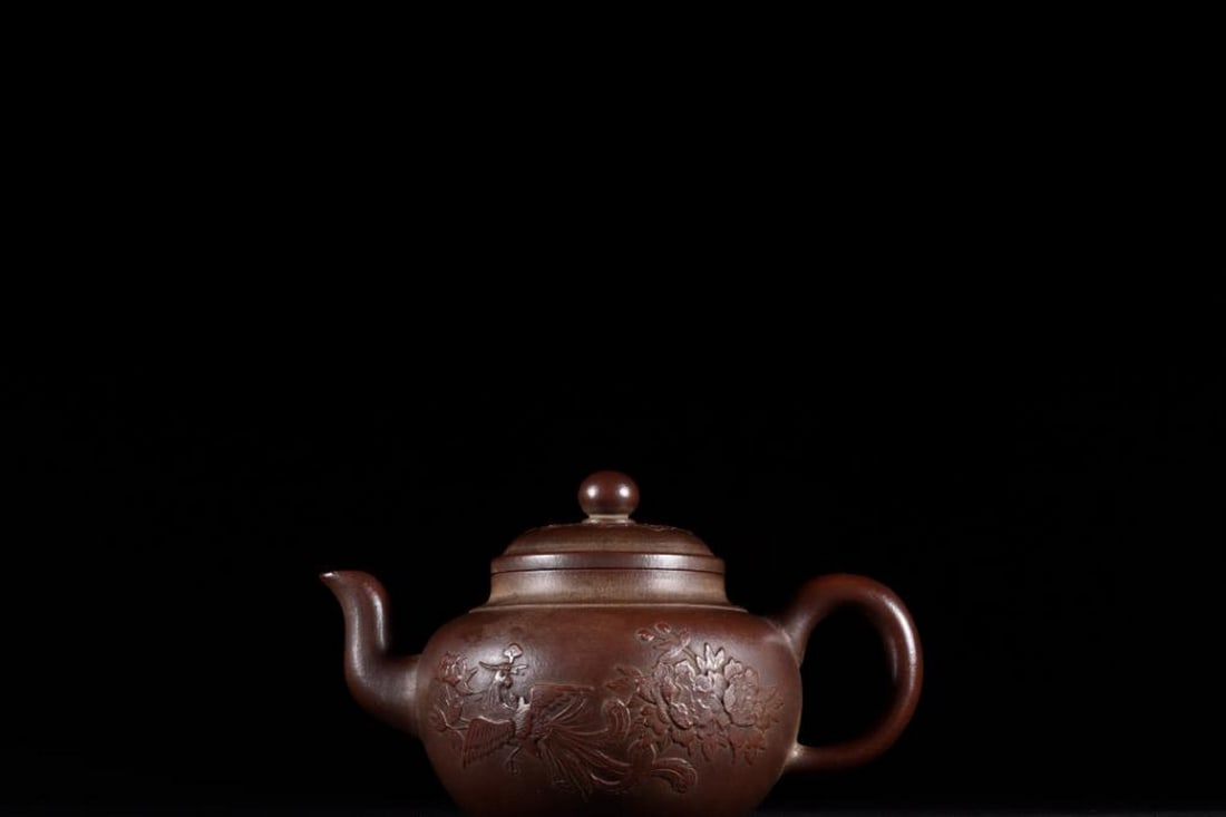Inspired Chen Jinhou Clay Painted Zisha Teapot – Poems, Phoenixes, and Peony: Inspired Chen Jinhou Clay Painted Zisha Teapot – Poems, Phoenixes, and Peony A stunning Zisha teapot inspired by acclaimed artist Chen Jinhou, featuring intricate clay paintings of poetic inscriptio