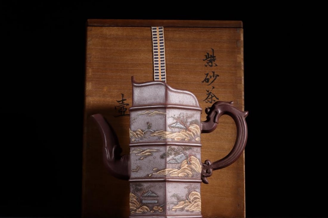 Qianlong Year Mark Clay Painted Domu Zisha Teapot: Qianlong Year Mark Clay Painted Domu Zisha Teapot A finely crafted Domu-style Zisha teapot bearing the Qianlong period mark, featuring delicate clay-painted decorations. This elegant piece reflects th