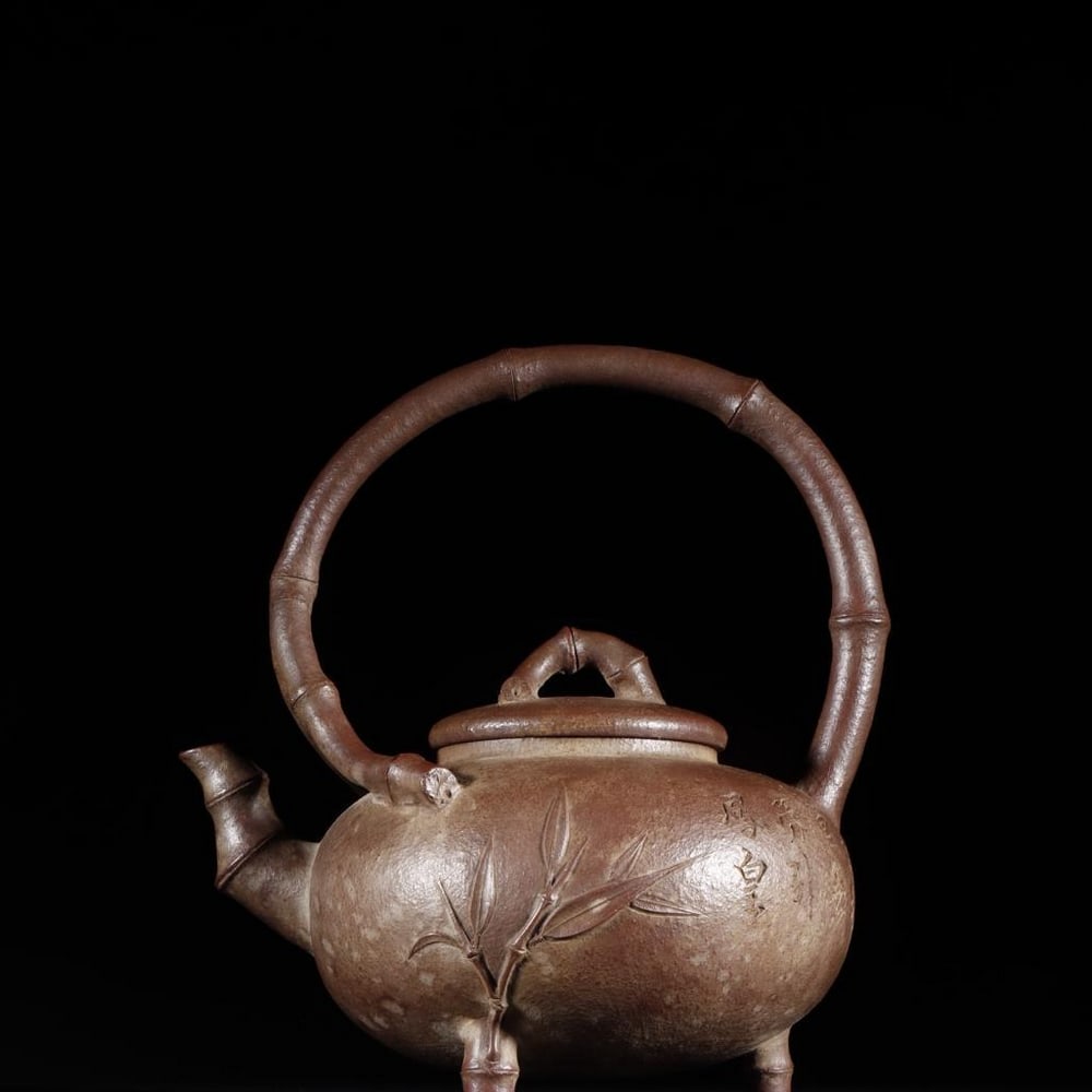 Zisha Teapot Inspired by Chen Yinqian with Engraved Poem: Zisha Teapot Inspired by Chen Yinqian with Engraved Poem A refined Yixing Zisha teapot inspired by renowned artist Chen Yinqian, featuring a bamboo beam-style spout and handle, symbolizing strength, r
