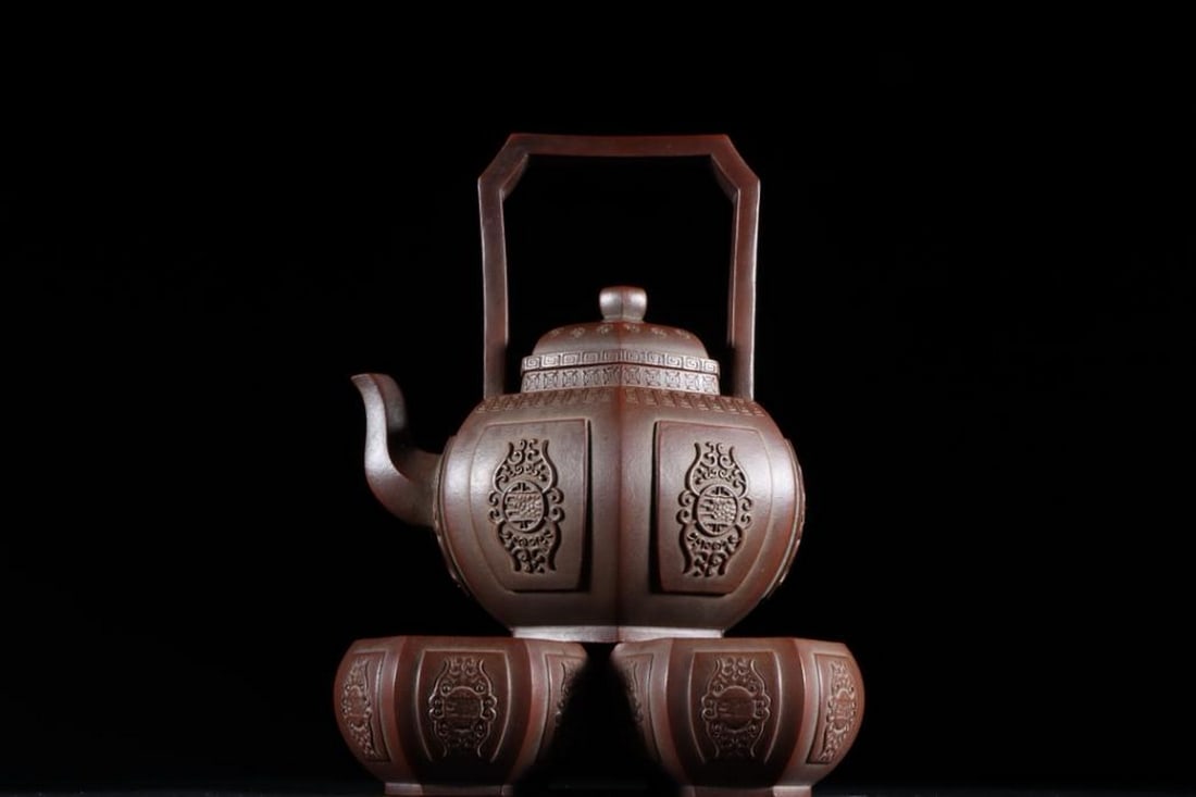 Zisha Teapot Inspired by Xu Lingyin: Hexagonal Window Motif: Zisha Teapot Inspired by Xu Lingyin: Hexagonal Window Motif An exceptional Yixing Zisha (purple clay) teapot inspired by esteemed ceramic artist Xu Lingyin, featuring a distinctive hexagonal window mo