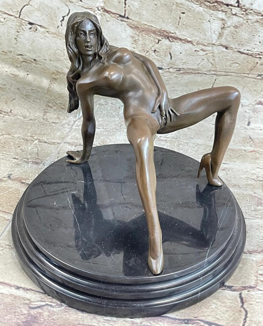 Bronze Sculpture of Reclining Nude Figure by Mavchi - 7" x 8": Bronze Sculpture of Reclining Nude Figure by Mavchi - 7" x 8" Presenting the captivating bronze sculpture of a reclining nude figure, embodying the essence of seduction and desire. This exquis