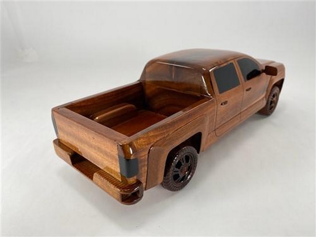 2018 Chevrolet Pickup - 3