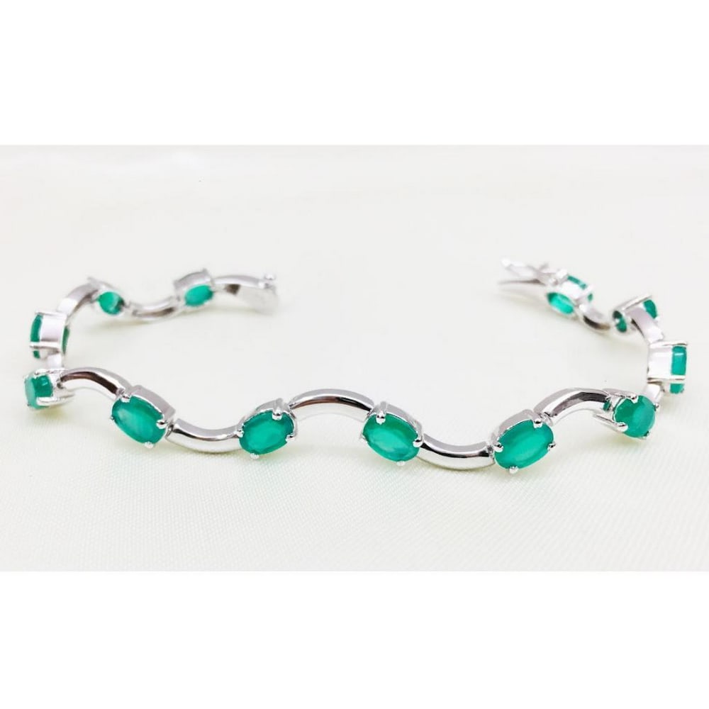 925 Sterling Silver Bracelet Studded with Green Onyx Oval Faceted Gems: 925 Sterling Silver Bracelet Studded with Green Onyx Oval Faceted Gems Green Onyx carries with it the primary properties of all forms of Onyx which are known for strength, willpower, and discipline.
