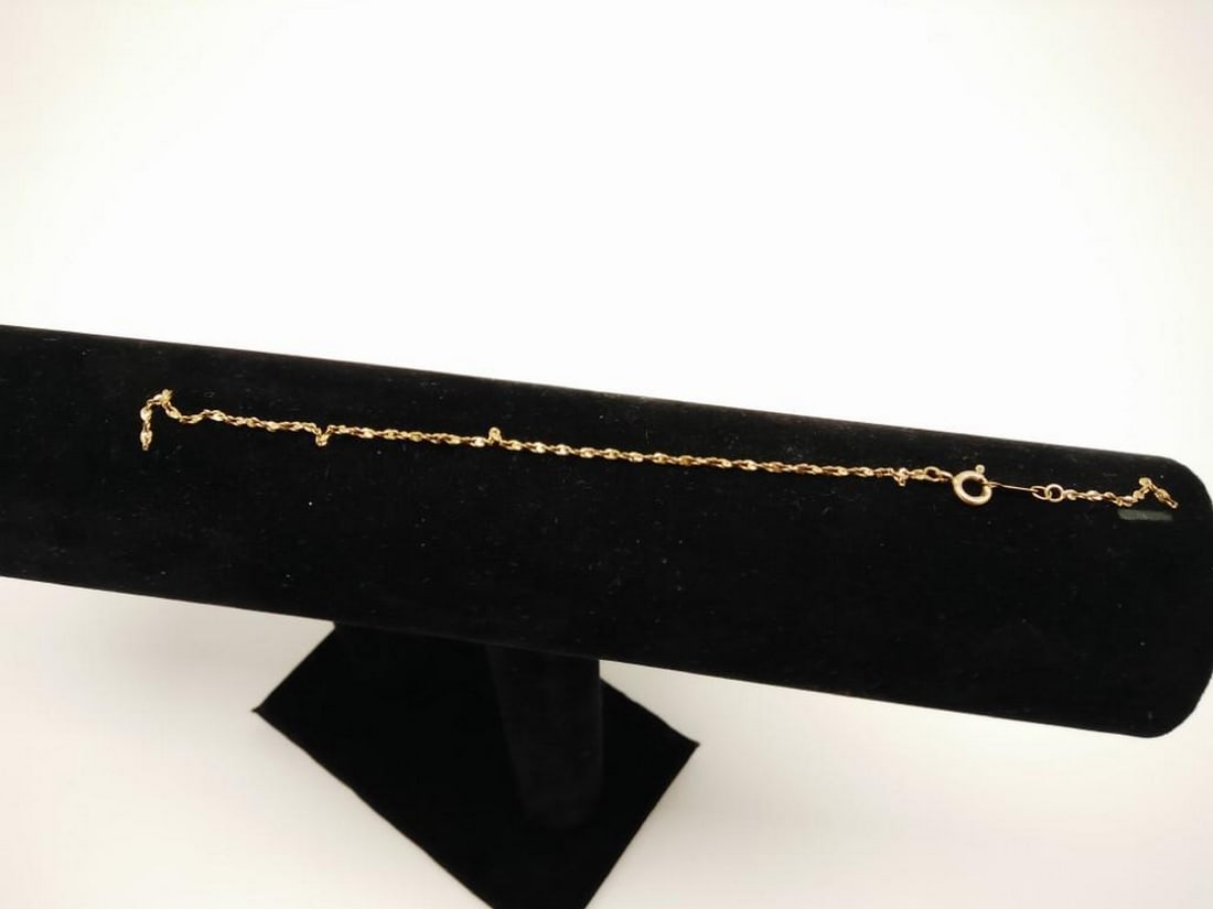 10K Gold Bracelet: For Auction Is a 10k Gold Bracelet. The Design Of This Jewelry Is Fantastic And Its Condition Is Immaculate. The Locking Clasp Does Not Function. Material: Gold Measure: 8" Unclasped