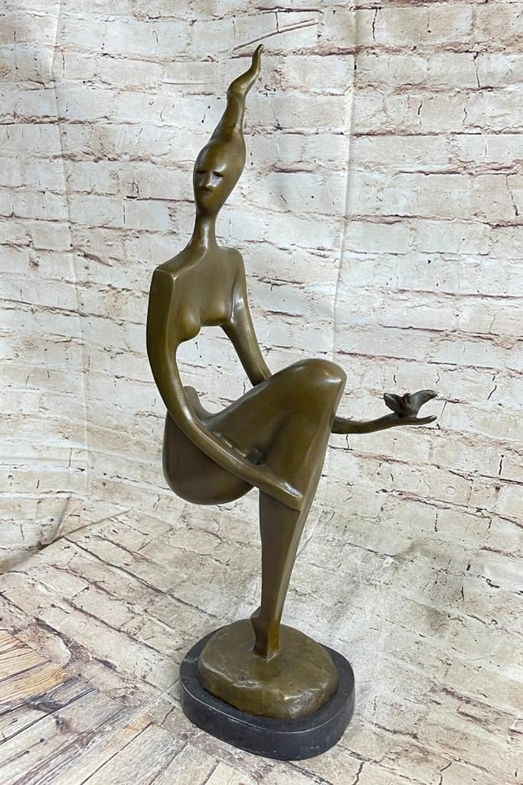 Sitting Abstract Figure Bronze Sculpture: Sitting Abstract Figure Bronze Sculpture The Abstract Modern female nude was created by Picasso. He staged this nude in different ways. This representation shows the nude in a state of contemplation. 