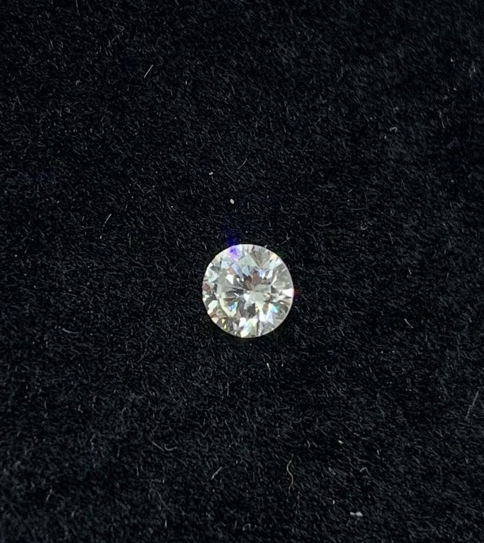0.22ct Round Brilliant Cut Diamond: 0.22ct Round Brilliant Cut Diamond This exquisite 0.22ct round brilliant cut diamond features a stunning white hue, classified as I in color. With an SI2 clarity grade, it showcases impressive