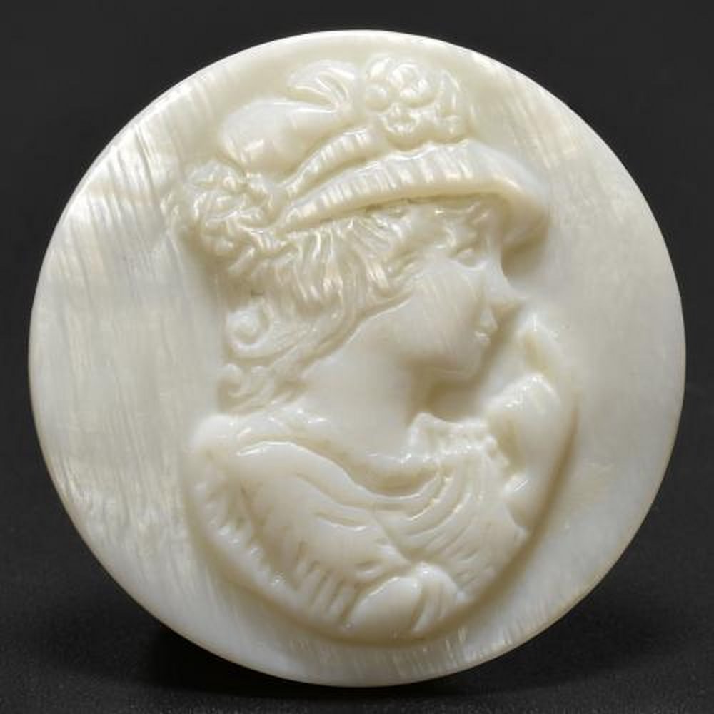15ct Carved Mother of Pearl Cameo: 15ct Carved Mother of Pearl Cameo Raw Dimension: 25mm Total Carat Weight: 15.22ct Treated: No Please view photos for further details.