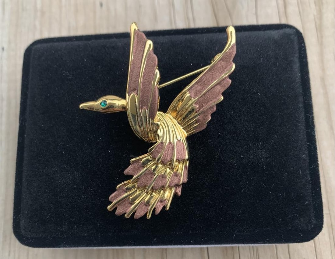 Elegant Gold and Brown Bird Brooch: Elegant Gold and Brown Bird Brooch Graceful and eye-catching, this Dolphin Ore bird brooch features a charming avian design finished in rich gold tone. Delicate detailing and sparkling crystal