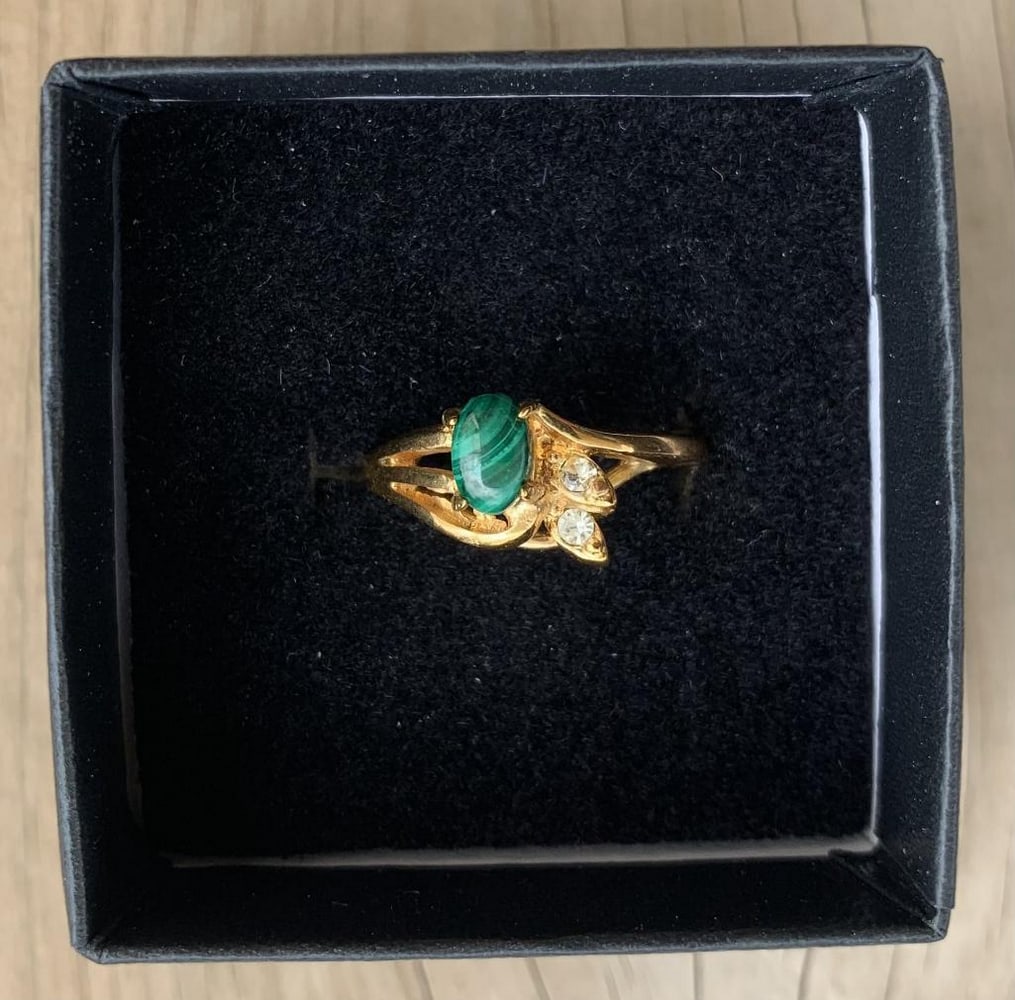 Regal Vintage-Inspired Gold Ring with Malachite Centerpiece: Regal Vintage-Inspired Gold Ring with Malachite Centerpiece Exude timeless charm with this vintage-inspired gold ring, showcasing a striking malachite gemstone at its core. The ring features intricate