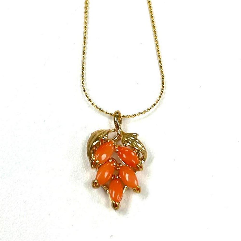 Coral Coloured Gemstone 18KTGP Leaf Necklace: Coral Coloured Gemstone 18KTGP Leaf Necklace The pendant features a gracefully crafted leaf design adorned with a mesmerizing coral-coloured gemstone at its heart. Set in 18KTGP (18-karat gold