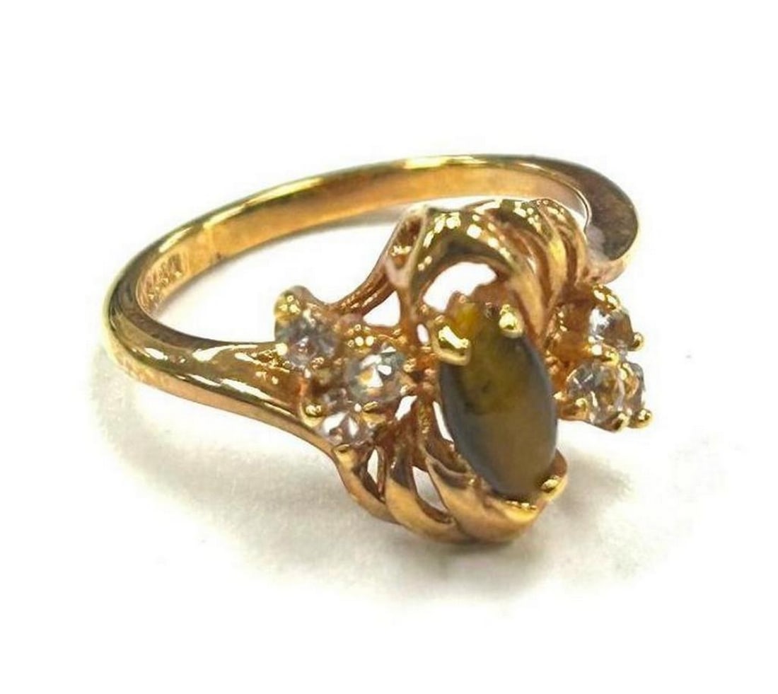 Intricate Tigers Eye Brilliance 18KTGP Ring Size 6: Intricate Tigers Eye Brilliance 18KTGP Ring Size 6 Tiger's Eye is commonly a metamorphic rock that comes in shades of reddish brown with iron stripes. The meaning of Tigers Eye is self-confidence 