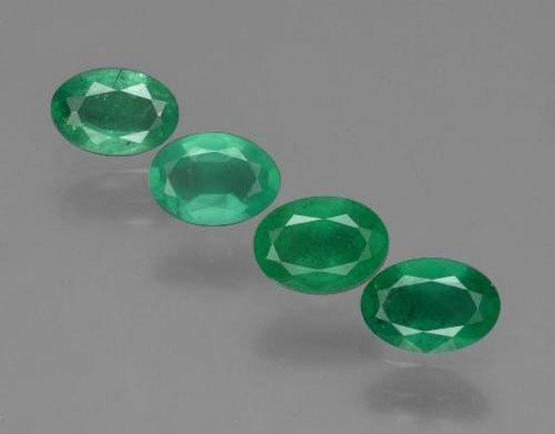 Colombian Medium Green Emeralds for Choker Necklace, Oval Facet, SI: Colombian Medium Green Emeralds for Choker Necklace, Oval Facet, SI Natural emerald gemstones weighing a total of 1.52 ct (average 0.38 ct each), cut in classic oval facets with a medium green color. 