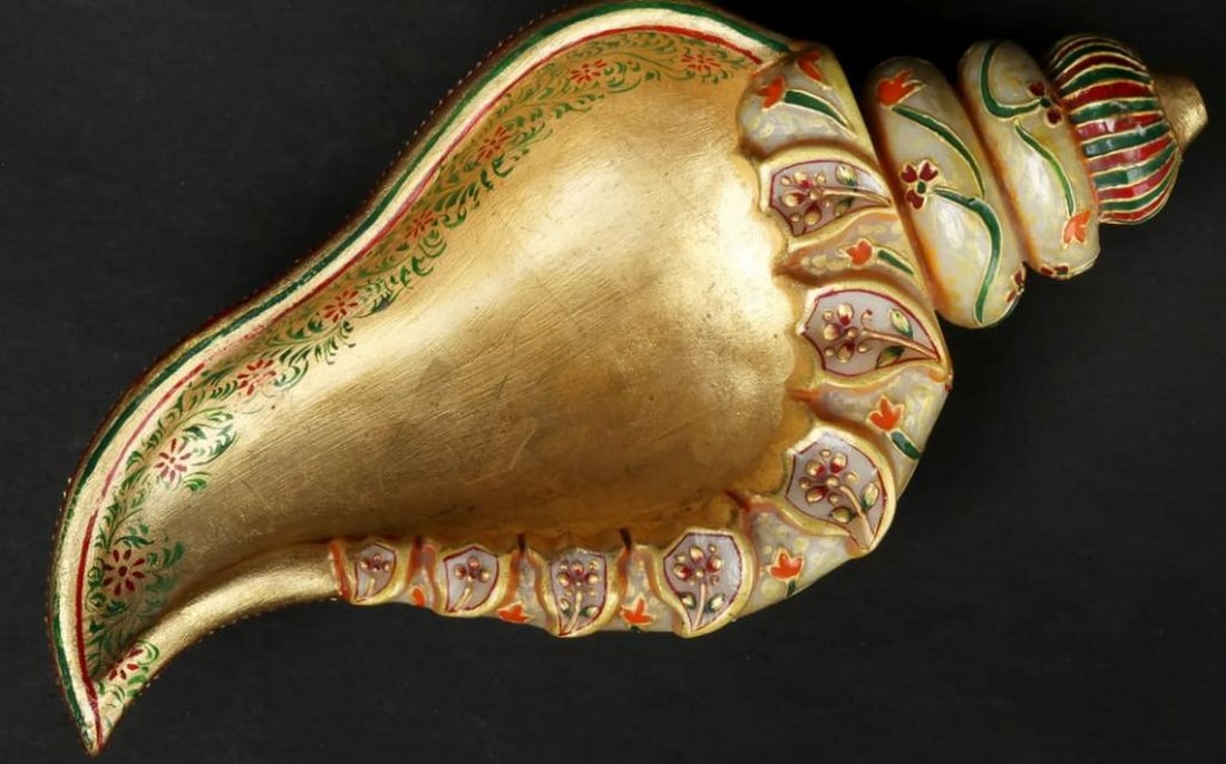 Stunning 12" Painted Conch Urli: Stunning 12" Painted Conch Urli Handcrafted with intricate detailing, this painted conch Urli bowl blends tradition with artistic elegance. Adorned with vibrant motifs, it features the sacred
