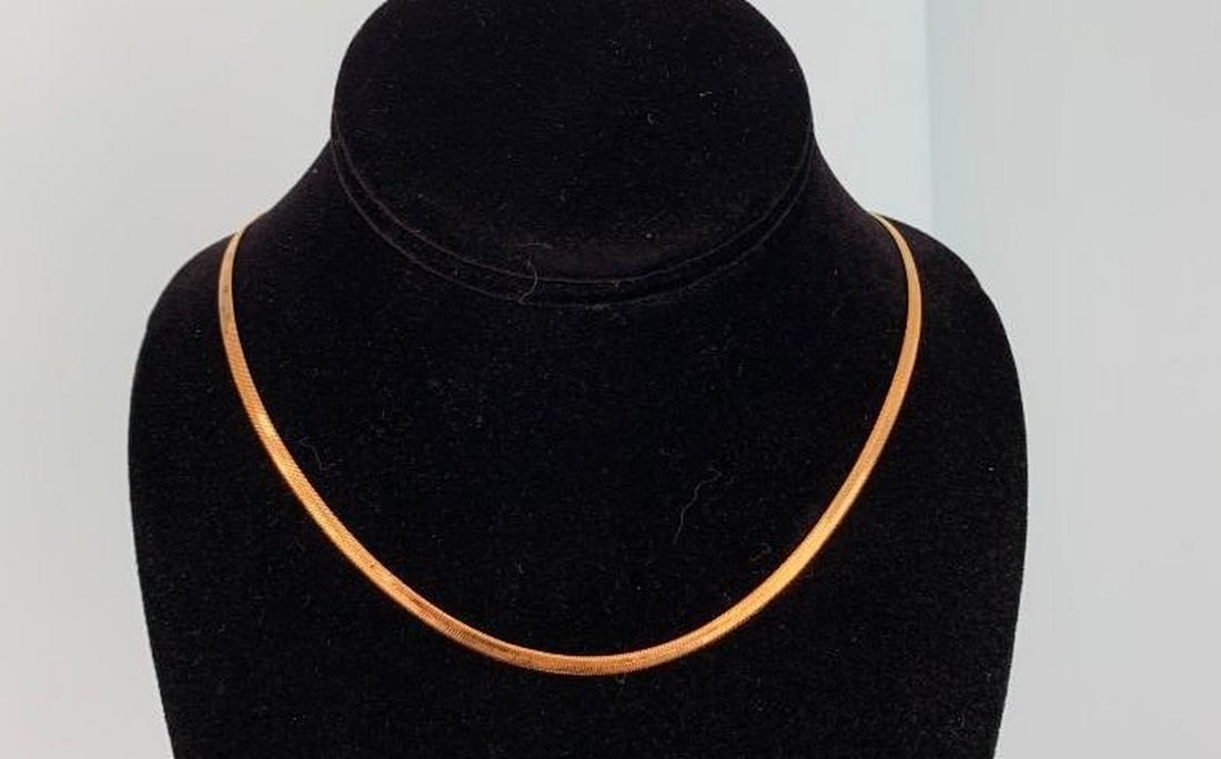 Classic Gold-Plated Chain Necklace: Classic Gold-Plated Chain Necklace Elevate your everyday style with this timeless gold-plated chain. Designed with a smooth, minimalist finish, it adds a touch of effortless elegance to any outfit.