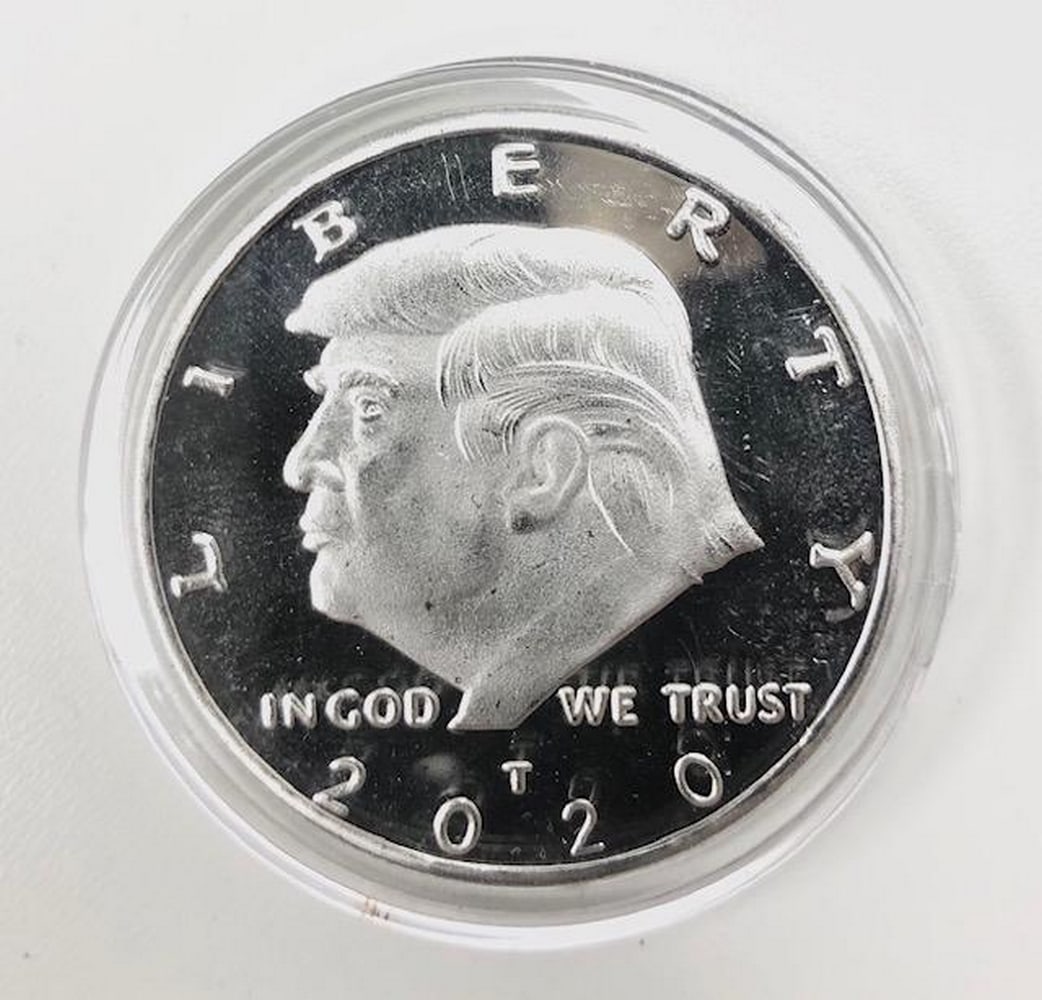 Donald Trump 2020 Commemorative Coin in Case (1 of 2)