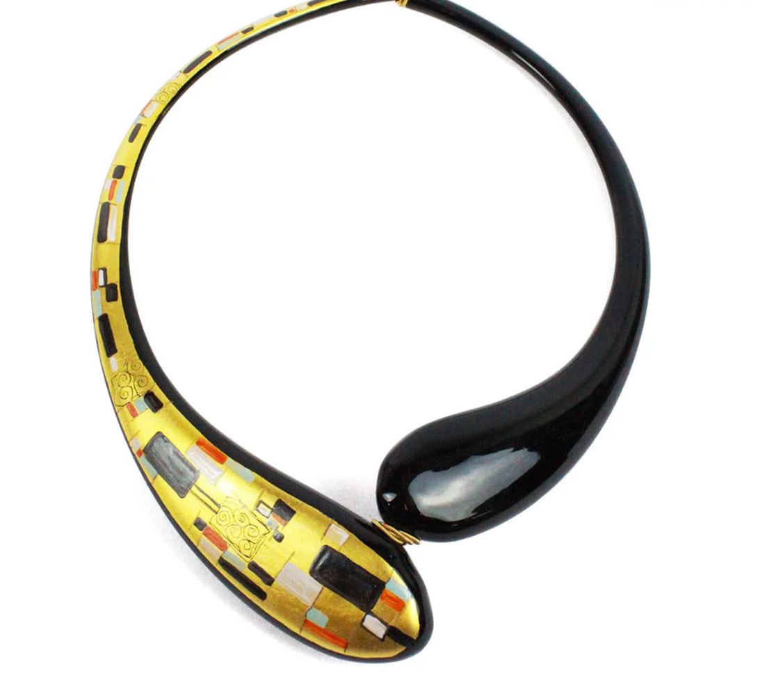24KT Gold Painted Murano Glass Necklace: 24KT Gold Painted Murano Glass Necklace Blown Glass & Painted Necklace This necklace is an elegant piece perfect for any jewelry lovers. The jewelry is handmade and blown in lamp working technique