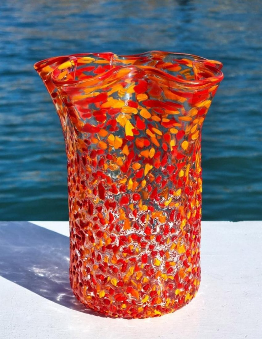 Seurat Vase Gamma Murano Glass: Seurat Vase Gamma Murano Glass Handcrafted in Murano using the traditional glassblowing technique, this vase features mace decoration that gives it a distinct and modern character. Its balanced form