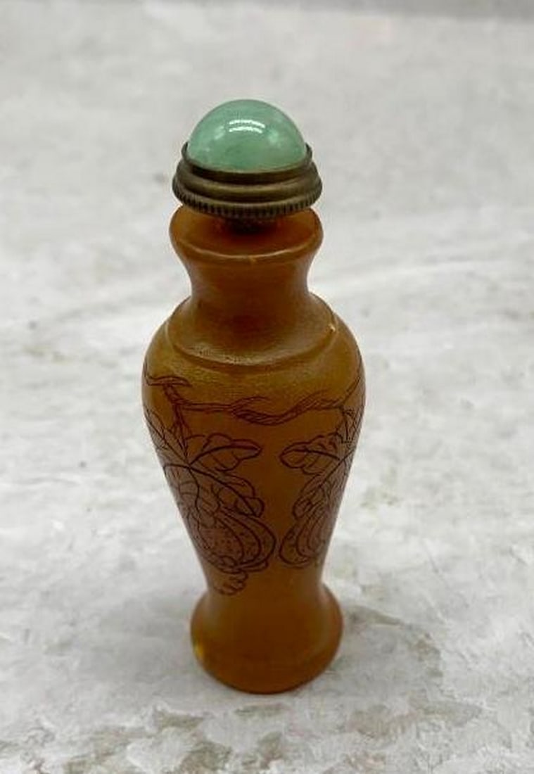 Hand-Carved Shoushan Stone Snuff Bottle with Fruit Motif and Green Lid: Hand-Carved Shoushan Stone Snuff Bottle with Fruit Motif and Green Lid Expertly hand-carved from warm brown Shoushan stone, this unique snuff bottle features an intricate fruit motif that celebrates