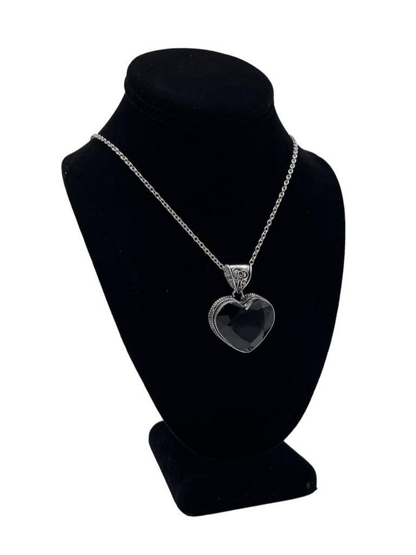 Vintage Black Heart Gemstone Pendant: Vintage Black Heart Gemstone Pendant Black heart gemstone pendant with vintage style silver designs around the pendant. This Pendant is on a 27" chain. View photos for further details.