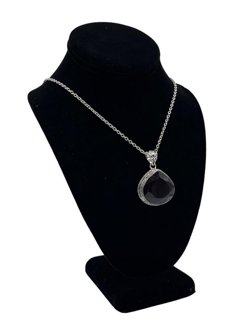 Vintage Red Gemstone Pendant: Vintage Red Gemstone Pendant Red gemstone pendant with vintage style silver designs around the pendant. This Pendant is on a 27" chain. View photos for further details.