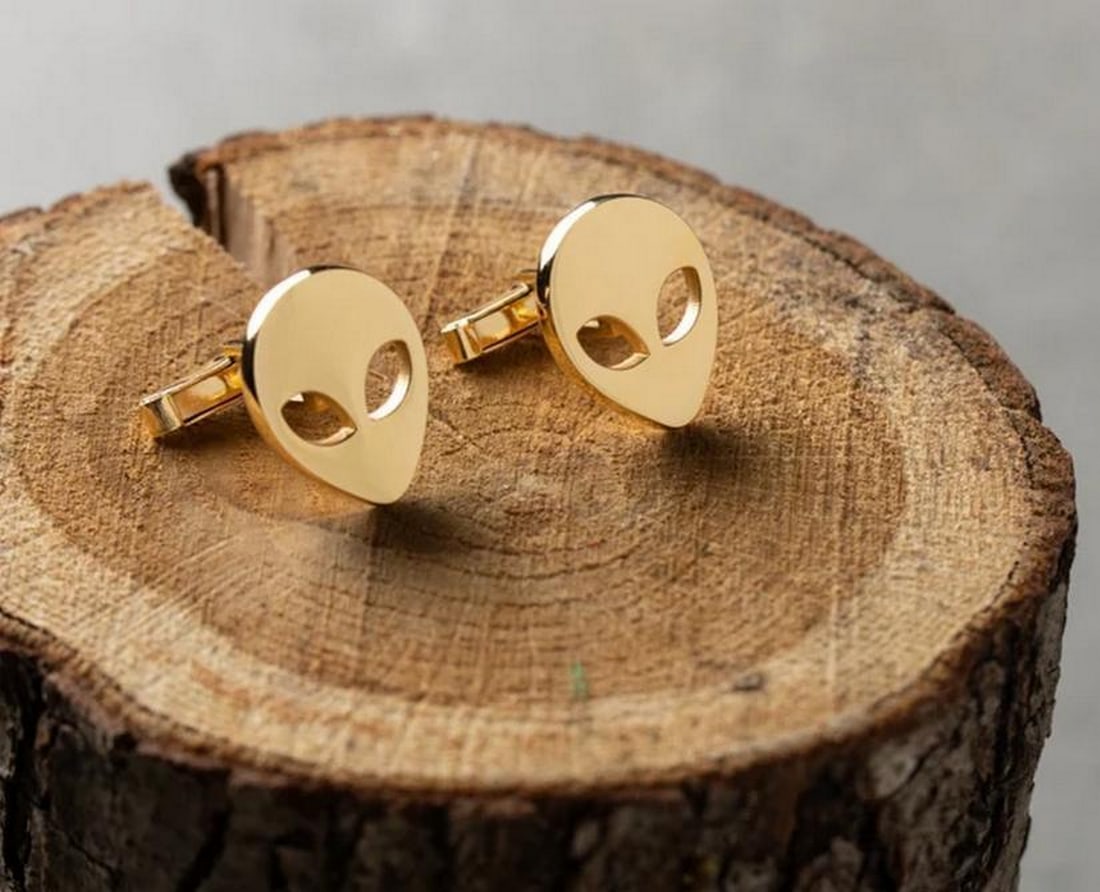 925 Sterling Silver with 18K Gold Plate Mens Alien Cufflinks: 925 Sterling Silver with 18K Gold Plate Mens Alien Cufflinks Introducing our Men's Alien Cufflinks, crafted from premium 925 Sterling Silver and plated with 18K Gold for a touch of luxury. These c