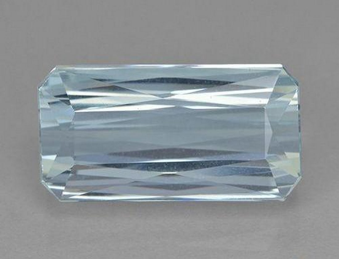 10.05 ct Natural Light Blue Aquamarine, Octagon/Emerald Cut, VVS, Madagascar (1 of 2)