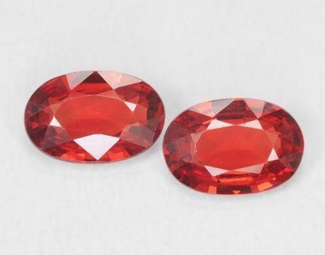 0.94ct Natural Bright Red Sapphire Gems, Oval, VVS, Tanzania: 0.94ct Natural Bright Red Sapphire Gems, Oval, VVS, Tanzania A pair of natural bright red sapphires with a combined weight of 0.94 carats (average 0.47 ct each). These gemstones are cut in oval