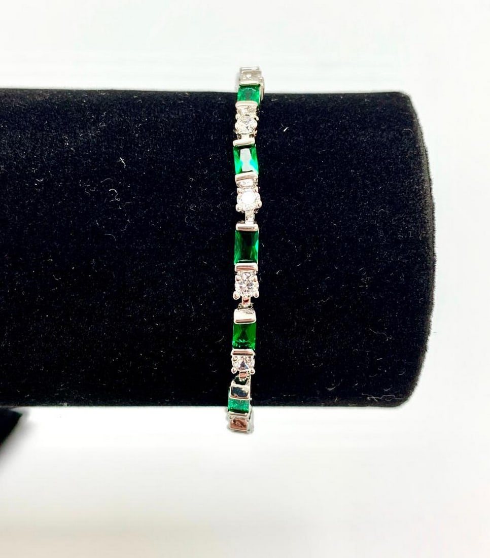 Ladies 1.35ct SYN Emerald Cut Emerald set in 14k Gold Filled Tennis Bracelet: Ladies 1.35ct SYN Emerald Cut Emerald set in 14k Gold Filled Tennis Bracelet. Each stone is at a carat weight 0f .09. Please view photos for further details. 
