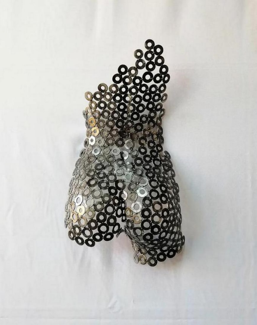 Abstract Female Torso Metal Sculpture: Abstract Female Torso Metal Sculpture This striking Abstract Female Torso Metal Sculpture captures the elegance and fluidity of the human form. Handcrafted and meticulously welded, each curve is shape