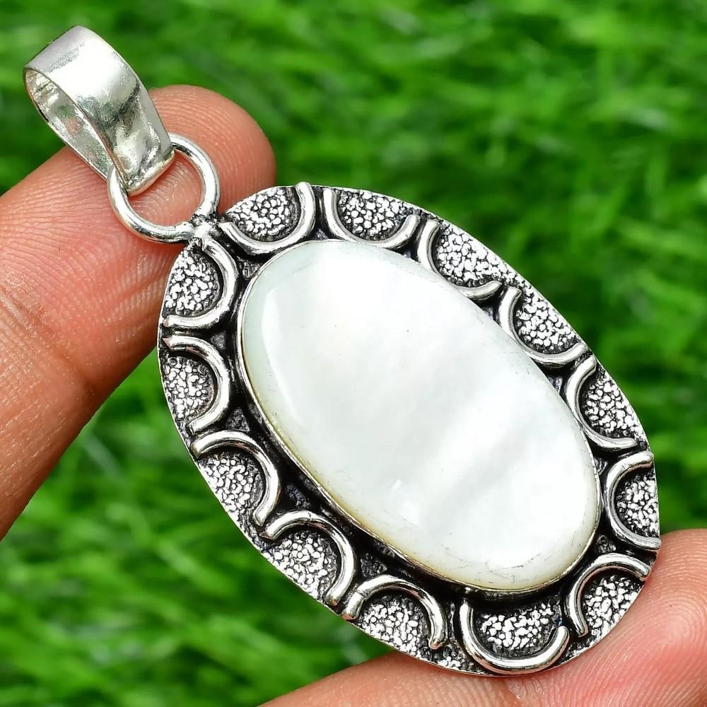 Mother of Pearl Gemstone Pendant in 925 Sterling Silver: Mother of Pearl Gemstone Pendant in 925 Sterling Silver This exquisite pendant features a stunning mother of pearl gemstone elegantly set in high-quality 925 sterling silver. Its iridescent surface re