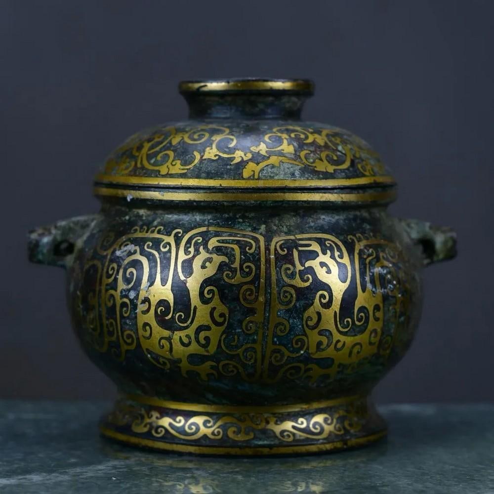 Chinese antique pure hand-made exquisite rare bronze inlaid gold jar wine vessel statue ornaments: Chinese antique pure hand-made exquisite rare bronze inlaid gold jar wine vessel statue ornaments This rare handcrafted bronze statue features a beautifully inlaid gold design on a traditio