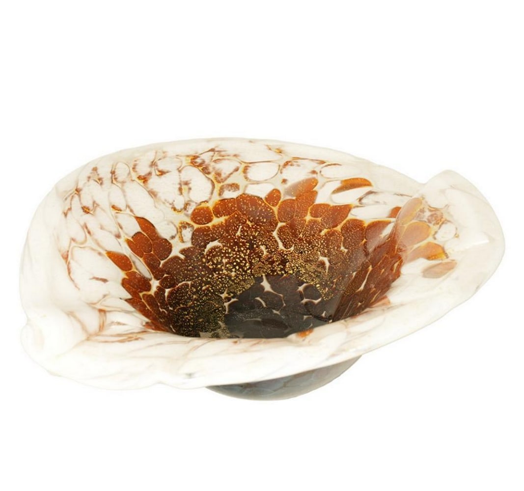 Centerpiece – Black and Gold Murano Glass with Wavy Design: Ligurian Centerpiece – Black and Gold Murano Glass with Wavy Design This Murano glass centerpiece combines deep black tones with rich gold leaf accents, creating a refined decorative piece.