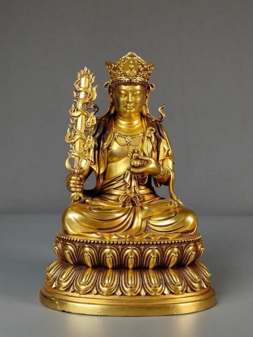 Antique Chinese Handcrafted Pure Copper Akasagarbha Bodhisattva Statue: Antique Chinese Handcrafted Pure Copper Akasagarbha Bodhisattva Statue Handcrafted Chinese statue of Akasagarbha Bodhisattva, made from pure copper. This antique piece reflects traditional Buddhist