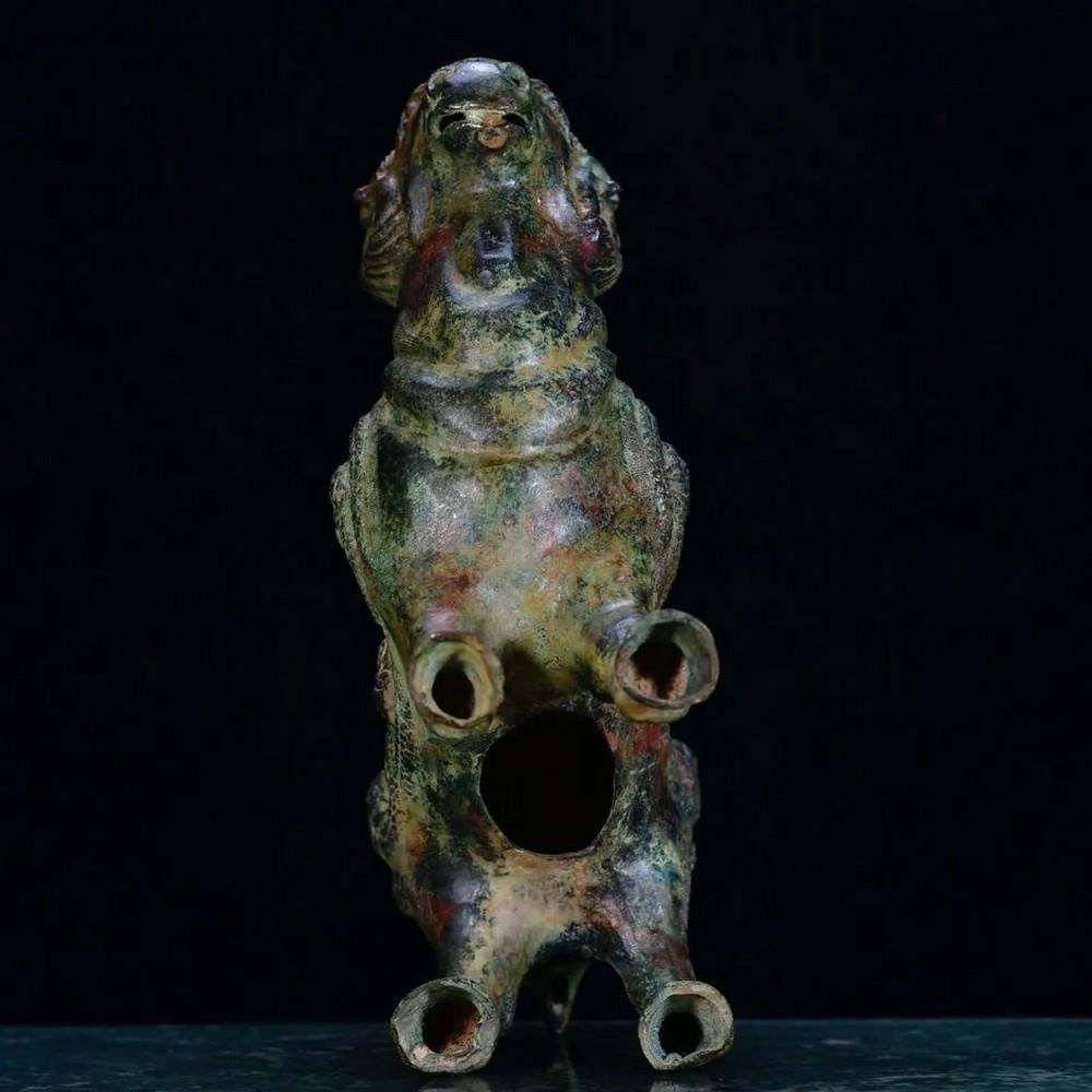 Antique Chinese Bronze Sheep Statue Ornament: Antique Chinese Bronze Sheep Statue Ornament This exquisite handcrafted bronze sheep statue captures the grace and tranquility associated with this revered animal in Chinese culture. With intricate