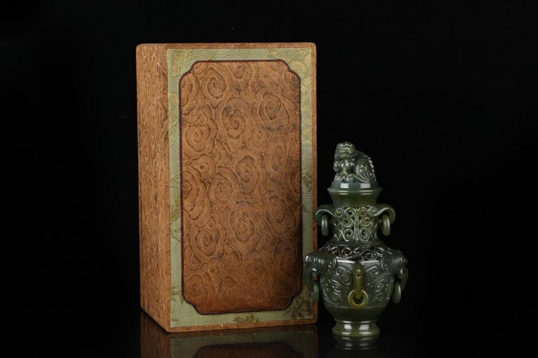 Exquisite Jade Vase - 763g: Exquisite Jade Vase - 763g A finely crafted jade vase weighing 763 grams, showcasing the stone's smooth texture and subtle translucency. The elegant form highlights traditional Chinese artistry,