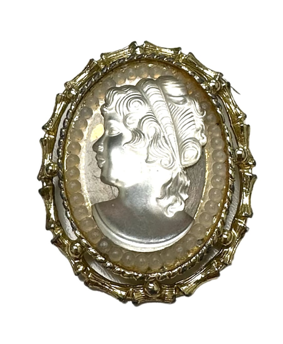 Vintage Gold Toned Silver Cameo Brooch Depicting A Silhouette Of A Victorian Beauty: Vintage Gold Toned Silver Cameo Brooch Depicting A Silhouette Of A Victorian Beauty The most popular cameos today are carved in sea shells, a tradition that began in the fifteenth or sixteenth century