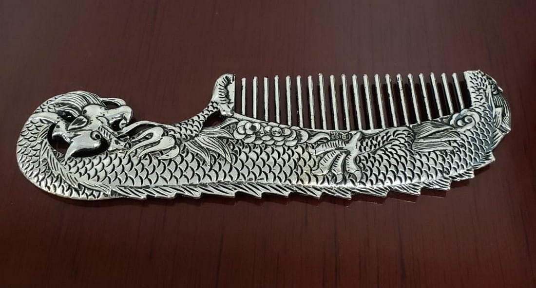 Tibetan Silver Chinese Dragon Comb: Tibetan Silver Chinese Dragon Comb. Also Marked In Chinese Symbols. View Photos For Further Detail.