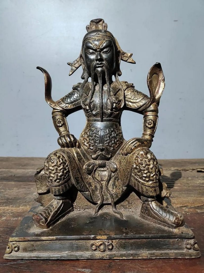 Chinese Antique Handmade Pure Bronze Guan Gong Buddha Statue: Chinese Antique Handmade Pure Bronze Guan Gong Buddha Statue An exquisite and rare Chinese antique statue depicting Guan Gong, meticulously handcrafted from pure bronze. This ornamental piece combines