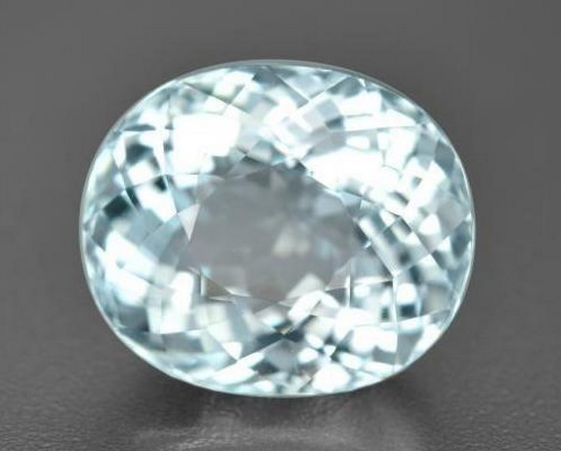 6.54 ct Oval Portuguese-Cut Pastel Light Blue Aquamarine Gemstone (1 of 3)