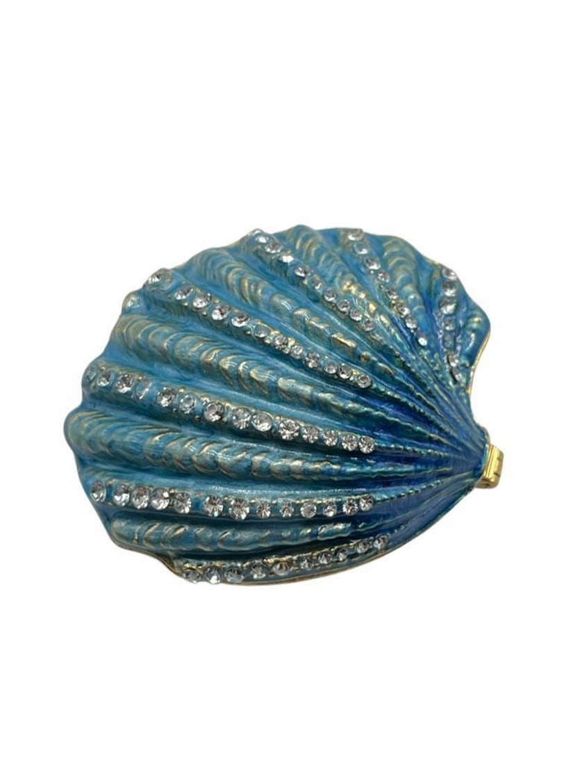 Dazzling Blue Clamshell Trinket Box: Dazzling Blue Clamshell Trinket Box The Dazzling Blue Clamshell Trinket Box is an enchanting accessory crafted from high-quality metal. Its intricate patterns and vibrant blue color create a mesmerizi