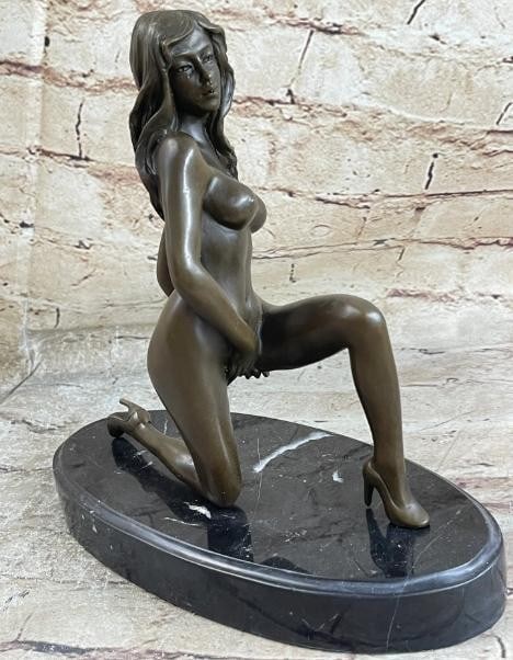 Elegance in Pose: A Bronze Sculpture of a Nude Woman: Elegance in Pose: A Bronze Sculpture of a Nude Woman This exquisite bronze sculpture bearing the signature of the artist Mavchi, portrays a nude woman poised gracefully on one knee, her powerful yet e
