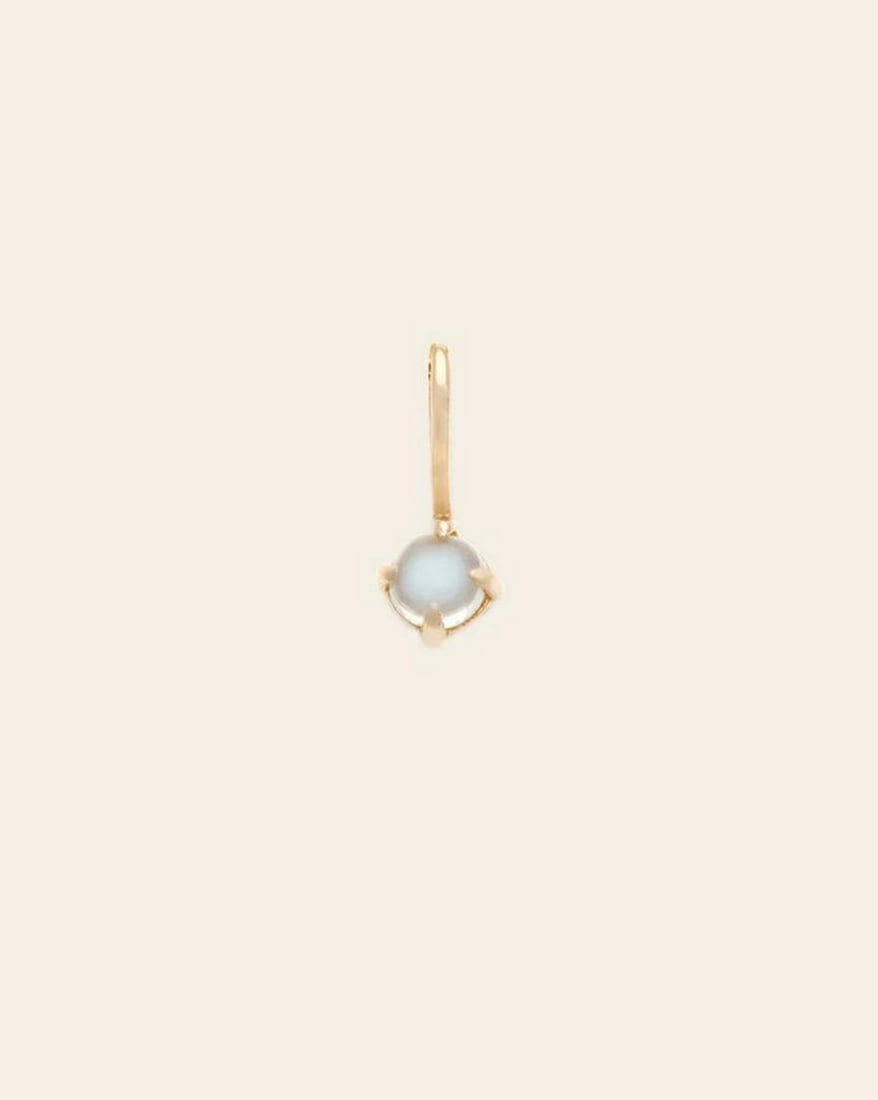 14k Solid Gold Moonstone Drop Pendant: 14k Solid Gold Moonstone Drop Pendant This 14K solid gold moonstone drop pendant captures the ethereal beauty of the moonstone’s iridescent glow. The smooth, polished gold setting perfectly