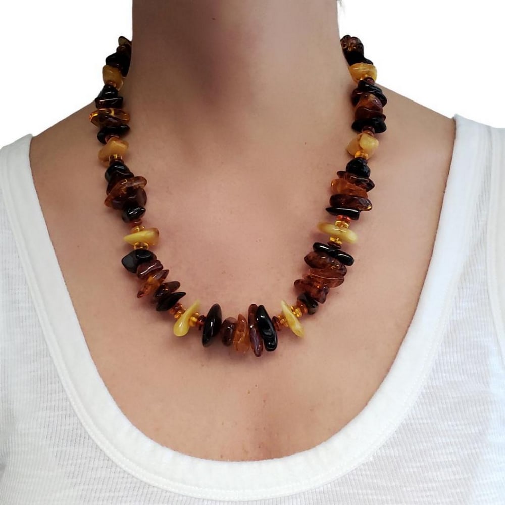 20? Multi-Color Baltic Amber Beaded Necklace: 20? Multi-Color Amber Beaded Necklace. Multi-Color large amber chips are set on a durable string and finished with a screw clasp. Genuine Baltic amber. Specifications WEIGHT-59-62.60 g COLOR-Multi-Col