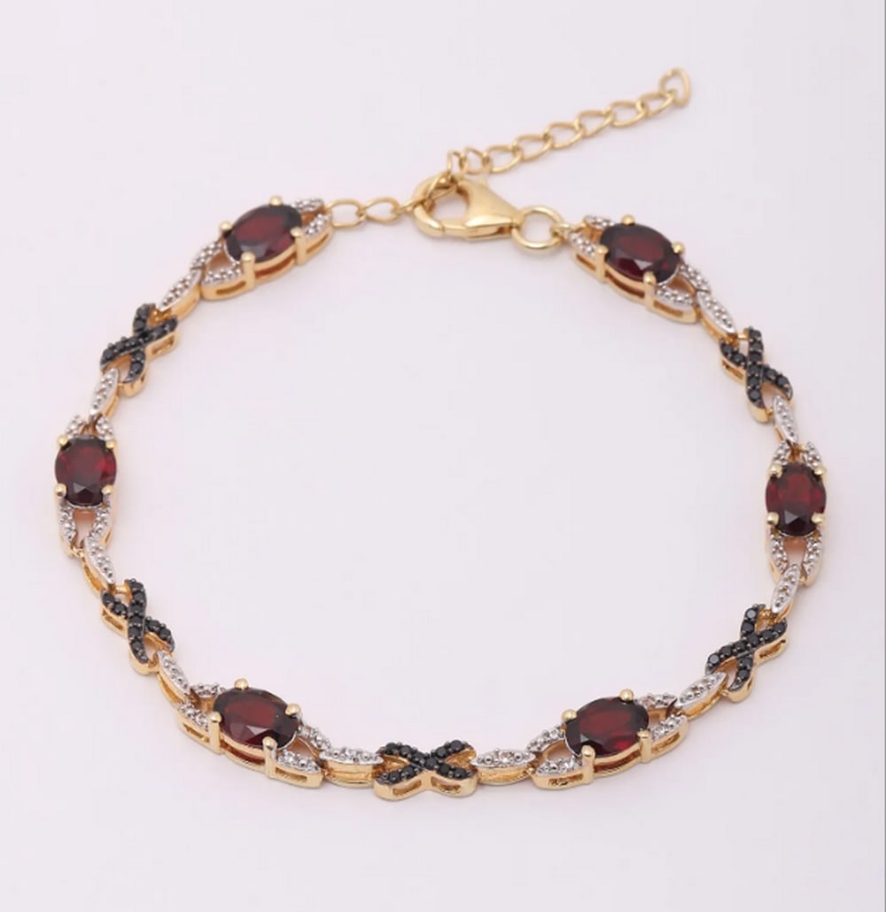 Faceted Garnet and White Topaz Bracelet in Sterling Silver – 8.5": Faceted Garnet and White Topaz Bracelet in Sterling Silver – 8.5" This stunning bracelet combines deep red faceted garnets with sparkling white topaz, set in polished sterling silver for a timel